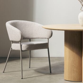 Lamu Bouclé kėdė su smėlio spalvos audiniu ir metalinėmis kojelėmis