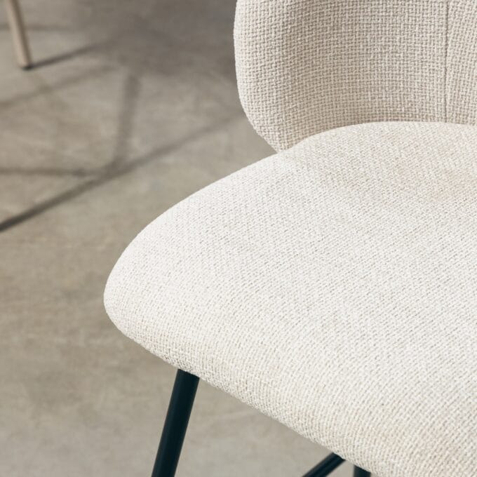 Larisa Beige Dark baro kėdė smėlio audiniu ir tamsaus metalo konstrukcija