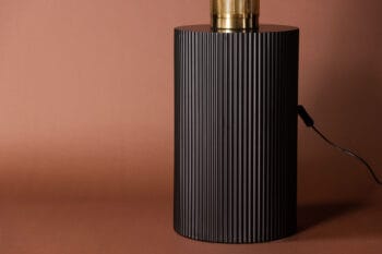 Lenox juodas šoninis staliukas – cilindro formos dizainas su reljefiniu paviršiumi, modernus interjero akcentas