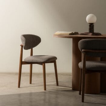 Merano Grey kėdė su tamsiai pilko audinio apmušalais ir riešutmedžio spalvos ąžuolo kojelėmis