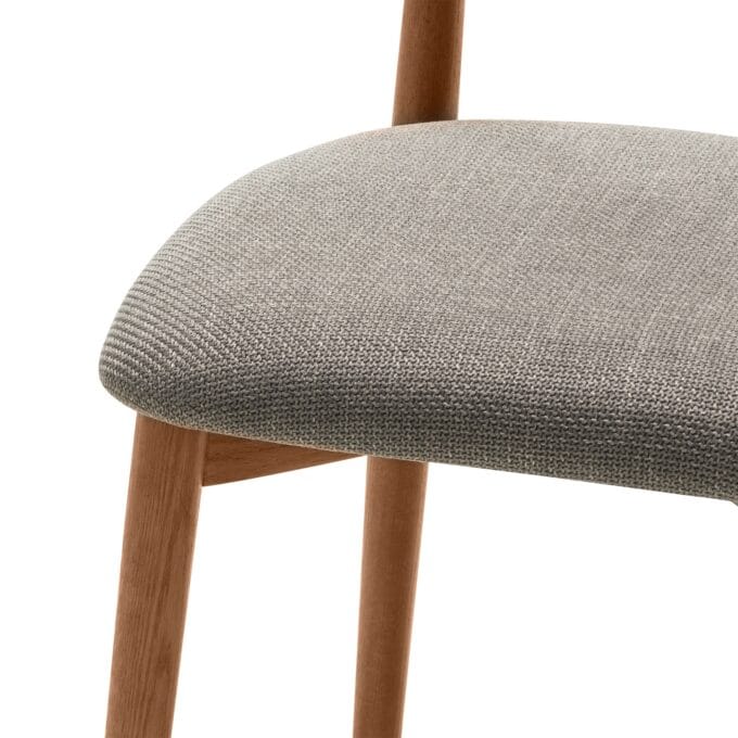 Merano Grey kėdė su tamsiai pilko audinio apmušalais ir riešutmedžio spalvos ąžuolo kojelėmis