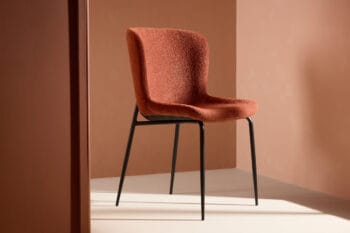 Modesto Rust Boucle kėdė su rudo atspalvio bouclé audiniu ir juodomis plieninėmis kojomis