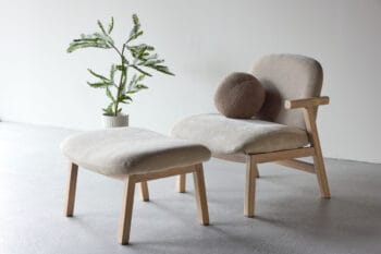 Rile Beige krėslas su pufu – šviesus audinys, medinės kojos, modernus poilsio kampelis