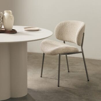 Safira bouclé kėdė smėlio spalvos su apvaliu atlošu ir metalinėmis kojelėmis