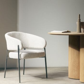 Umbra krėslas smėlio spalvos audinio su pilko metalo konstrukcija ir apvaliu atlošu