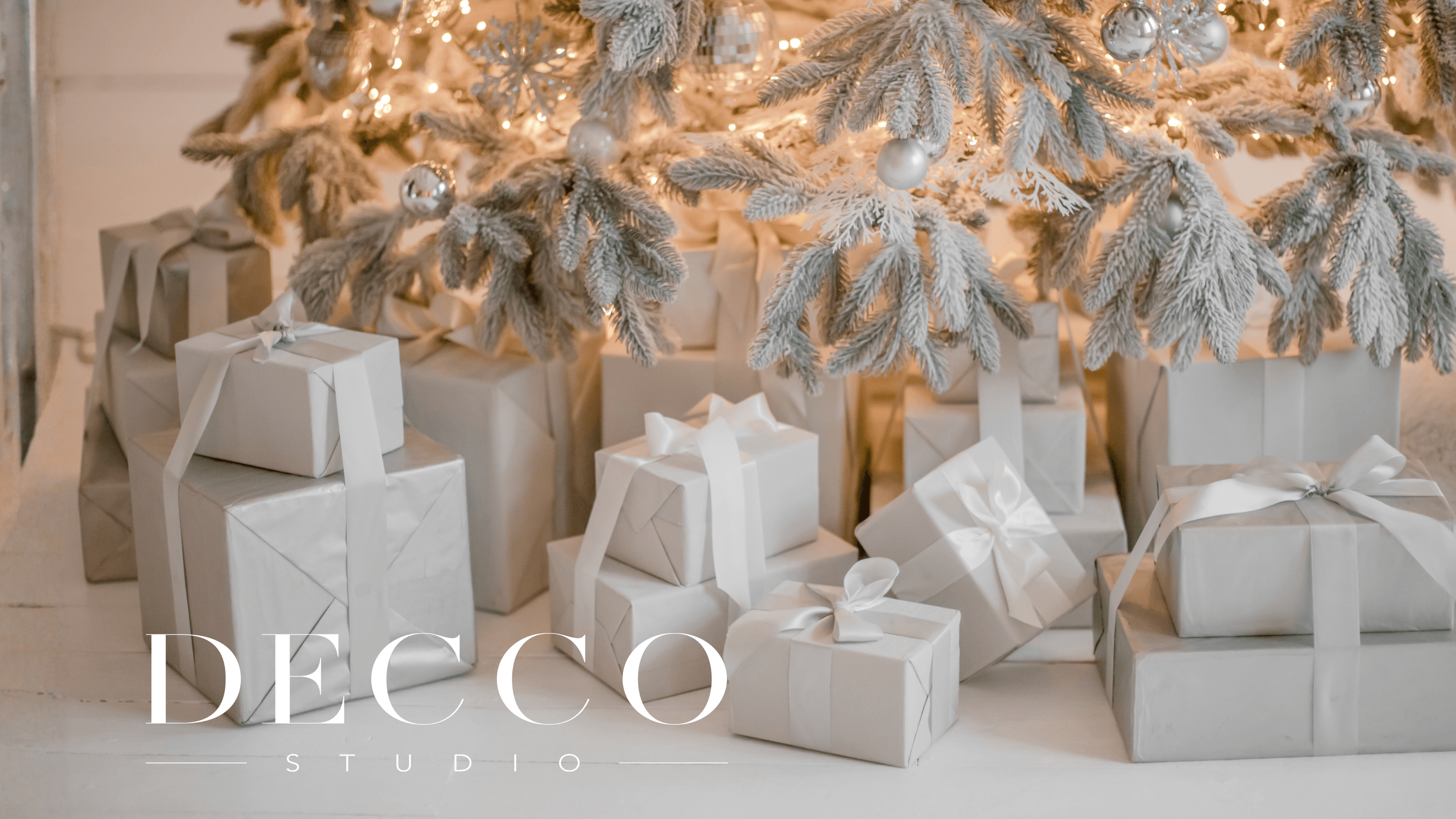 Kalėdinis interjeras su šiltu apšvietimu, natūraliu dekoru ir dovanomis po eglute