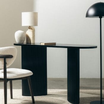 Pauline Dark konsolė su ovaliu stalviršiu ir dekoratyvinėmis lamelėmis, tamsaus atspalvio dizainas