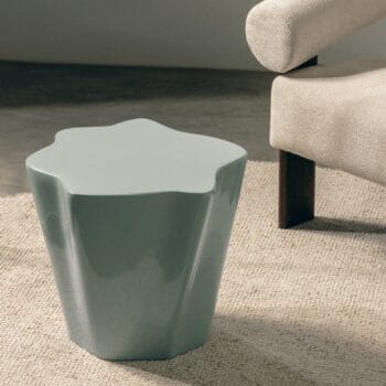 Bow Sage šoninis staliukas, blizgaus paviršiaus, šalavijų spalvos, apvalios formos, japandi ir mid century modern interjerui