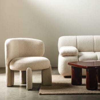 Elaine Beige Boucle fotelis su buklė audiniu ir apvaliomis formomis