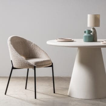 Luigi Black valgomojo kėdė, smėlio spalvos audinys, juodos metalinės kojelės, dekoratyvinė išpjova atloše