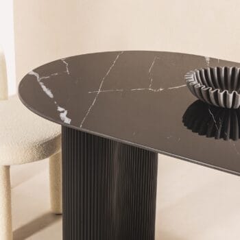 Ribeira Black ovalus valgomojo stalas su marmuro imitacijos kompozitinio akmens stalviršiu ir dekoratyvinėmis lamelėmis