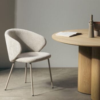 Adrano Beige valgomojo kėdė, šviesiai smėlio spalvos audinys, smėlio spalvos metalinės kojelės