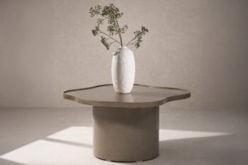 Ilse Brown kavos staliukas – apvalus, 90 cm skersmens, rudos spalvos MDF kojos ir blizgus stalviršis