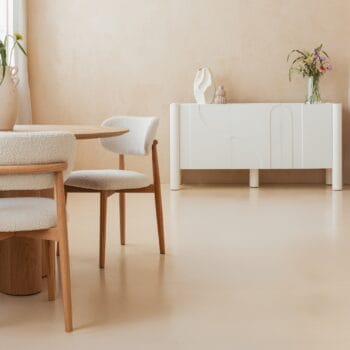 Lunaria balta komoda su dekoratyviniu frezavimu, trys spintelės, medinės apvalios kojelės