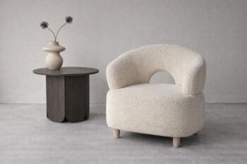 Moglas fotelis – apvalus dizainas, baltas bouclé audinys, atvira nugarėlė, modernus interjeras