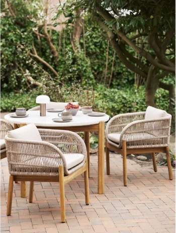Terracina lauko baldų komplektas su stalu ir keturiomis kėdėmis iš akacijos medienos
