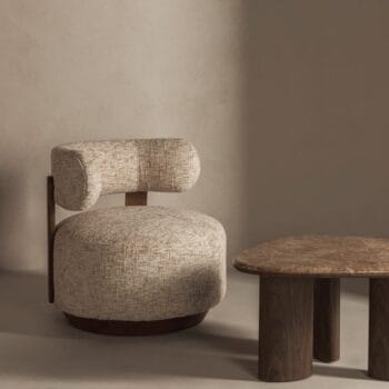 Dolce Grey Beige fotelis su apvaliu atlošu ir medienos detalėmis