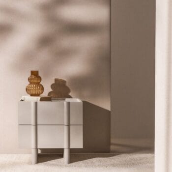 Moss naktinis staliukas interjere, cashmere spalva, modernus dizainas