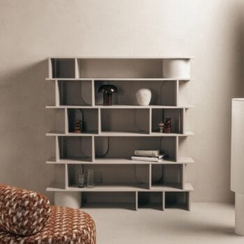 aukšta lentyna Rangali cashmere spalvos su dekoratyvinėmis arkomis ir šešiomis lentynomis