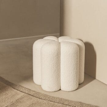 apvalus pufas Quad Bouclé su baltu bouclé audiniu ir dekoratyvinėmis siūlėmis